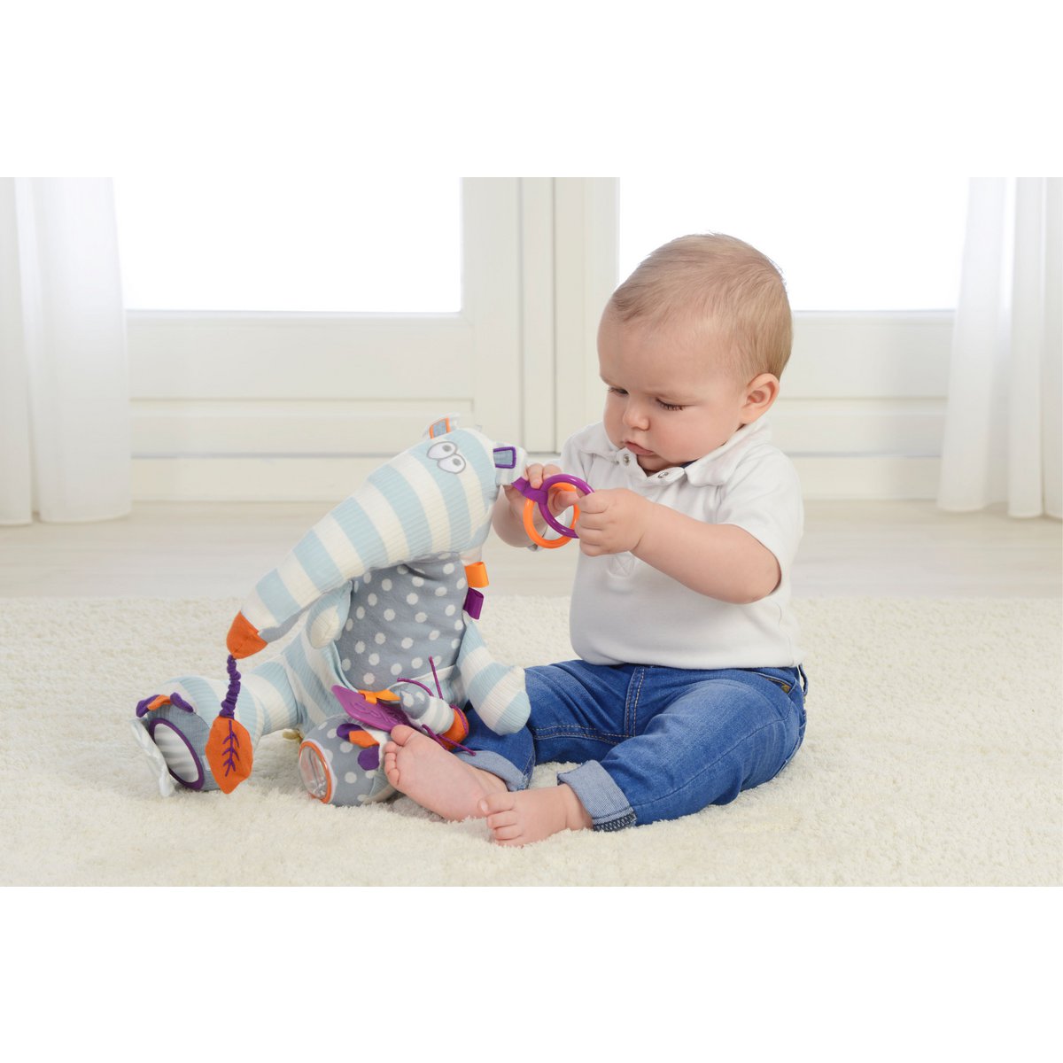 Baby speelt met miereneter activiteitenknuffel